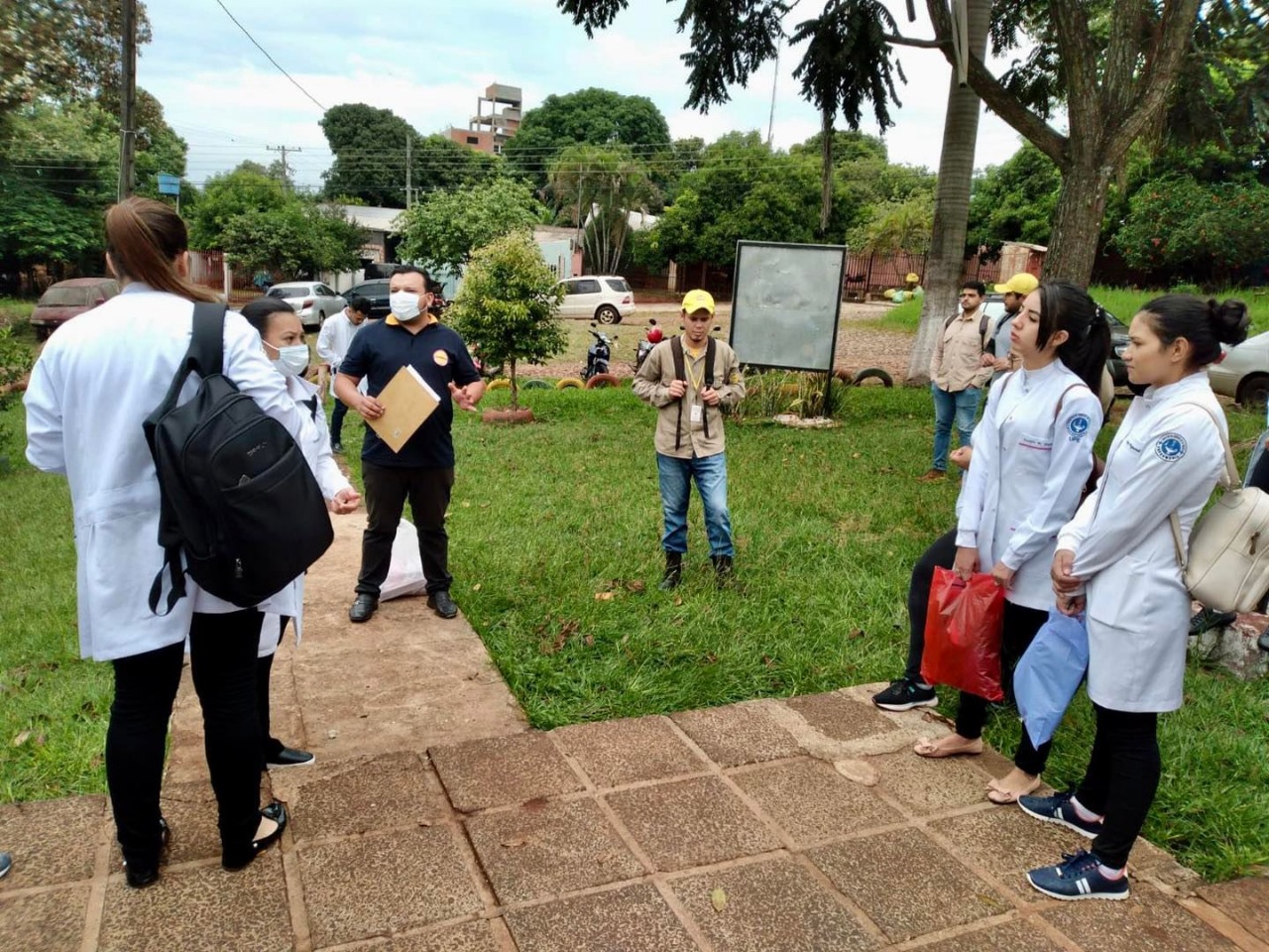 Facultad de Ciencias de la Salud  alumnos de Enfermería UPE realizan minga ambiental